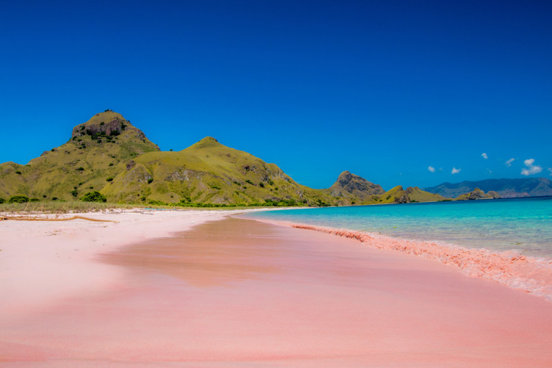 donde se encuentra la playa de arena rosa